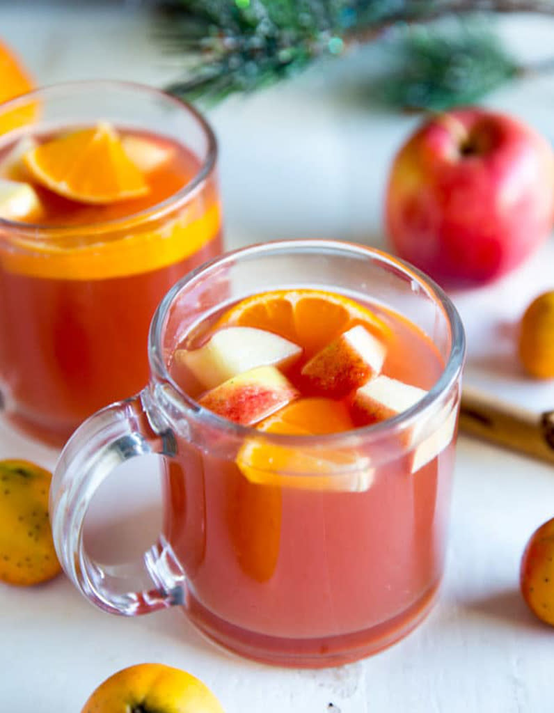 <p>Ce punch dit « de Noël » (Navideño), est un élément essentiel de cette fête au Mexique. Sur feu doux, on fait chauffer de l’eau avec du sucre et de la cannelle, avant d’ajouter des aubépines, des pommes, des goyaves, des pruneaux ainsi que du tamarin et de l’hibiscus. On peut également ajouter du vin, ou encore de la tequila. Lors des repas de fin d’année, certaines familles laissent leur punch mijoter à découvert sur le feu, afin que les arômes de cannelle et d’agrumes viennent subtilement parfumer la maison.</p><p>Découvrir la recette <a href="https://www.culinaryhill.com/mexican-christmas-punch-ponche-navideno/" rel="nofollow noopener" target="_blank" data-ylk="slk:ici;elm:context_link;itc:0;sec:content-canvas" class="link ">ici</a></p><br><br><a href="https://www.elle.fr/Noel/Cuisine/Dossiers-Noel/Boissons-traditionnelles-de-Noel-a-travers-le-monde#xtor=AL-541" rel="nofollow noopener" target="_blank" data-ylk="slk:Voir la suite des photos sur ELLE.fr;elm:context_link;itc:0;sec:content-canvas" class="link ">Voir la suite des photos sur ELLE.fr</a><br><h3> A lire aussi </h3><ul><li><a href="https://www.elle.fr/Noel/Cuisine/Dossiers-Noel/Recettes-de-Noel-faciles#xtor=AL-541" rel="nofollow noopener" target="_blank" data-ylk="slk:54 recettes de Noël faciles et inratables pour un menu d’exception;elm:context_link;itc:0;sec:content-canvas" class="link ">54 recettes de Noël faciles et inratables pour un menu d’exception</a></li><li><a href="https://www.elle.fr/Elle-a-Table/Que-faire-avec/25-recettes-de-sables-de-Noel#xtor=AL-541" rel="nofollow noopener" target="_blank" data-ylk="slk:30 recettes de sablés de Noël;elm:context_link;itc:0;sec:content-canvas" class="link ">30 recettes de sablés de Noël </a></li><li><a href="https://www.elle.fr/Elle-a-Table/Les-dossiers-de-la-redaction/News-de-la-redaction/Quel-pain-pour-quel-plat-3020837#xtor=AL-541" rel="nofollow noopener" target="_blank" data-ylk="slk:Noël : Quel pain pour quel plat ?;elm:context_link;itc:0;sec:content-canvas" class="link ">Noël : Quel pain pour quel plat ?</a></li><li><a href="https://www.elle.fr/Elle-a-Table/Les-dossiers-de-la-redaction/News-de-la-redaction/Que-mange-t-on-a-Noel-dans-le-monde-3742511#xtor=AL-541" rel="nofollow noopener" target="_blank" data-ylk="slk:Que mange-t-on à Noël dans le monde ?;elm:context_link;itc:0;sec:content-canvas" class="link ">Que mange-t-on à Noël dans le monde ?</a></li><li><a href="https://www.elle.fr/Astro/Horoscope/Quotidien#xtor=AL-541" rel="nofollow noopener" target="_blank" data-ylk="slk:Consultez votre horoscope sur ELLE;elm:context_link;itc:0;sec:content-canvas" class="link ">Consultez votre horoscope sur ELLE</a></li></ul>