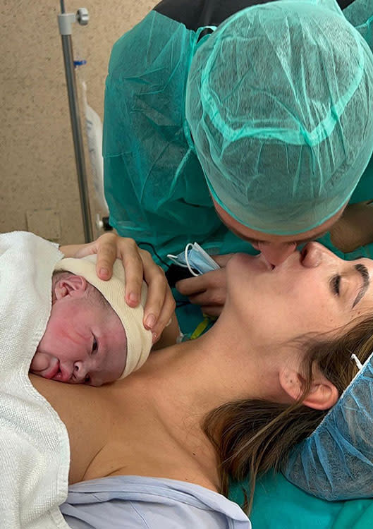 Ingrid Sanz con la recién nacida Micaela