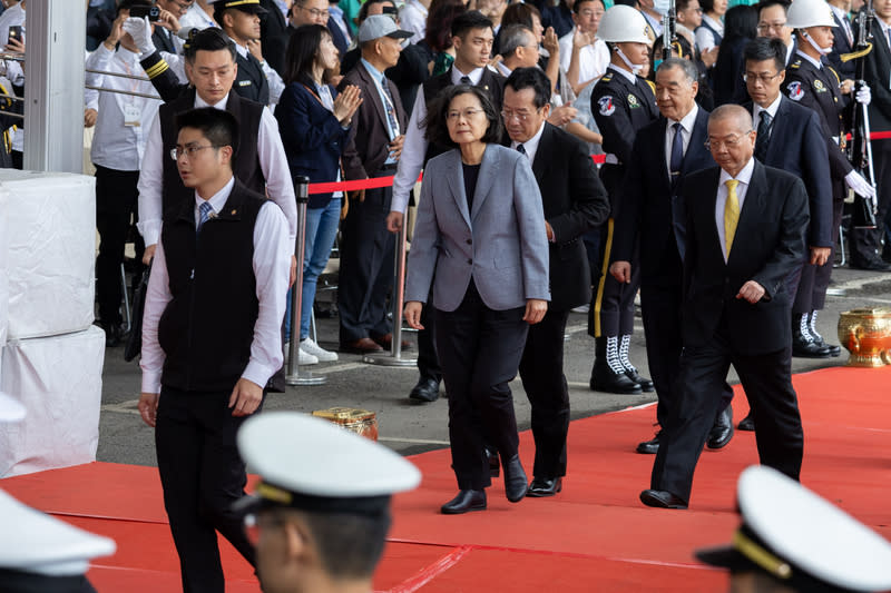 蔡總統出席高效能艦艇交艦典禮 龍德造船公司26日在宜蘭蘇澳商港舉辦「高效能艦艇 安江、萬江軍艦」交艦典禮，總統蔡英文（中，灰 衣）與多名官員及貴賓共同見證「國艦國造」成果。  中央社記者翁睿坤攝　113年3月26日 