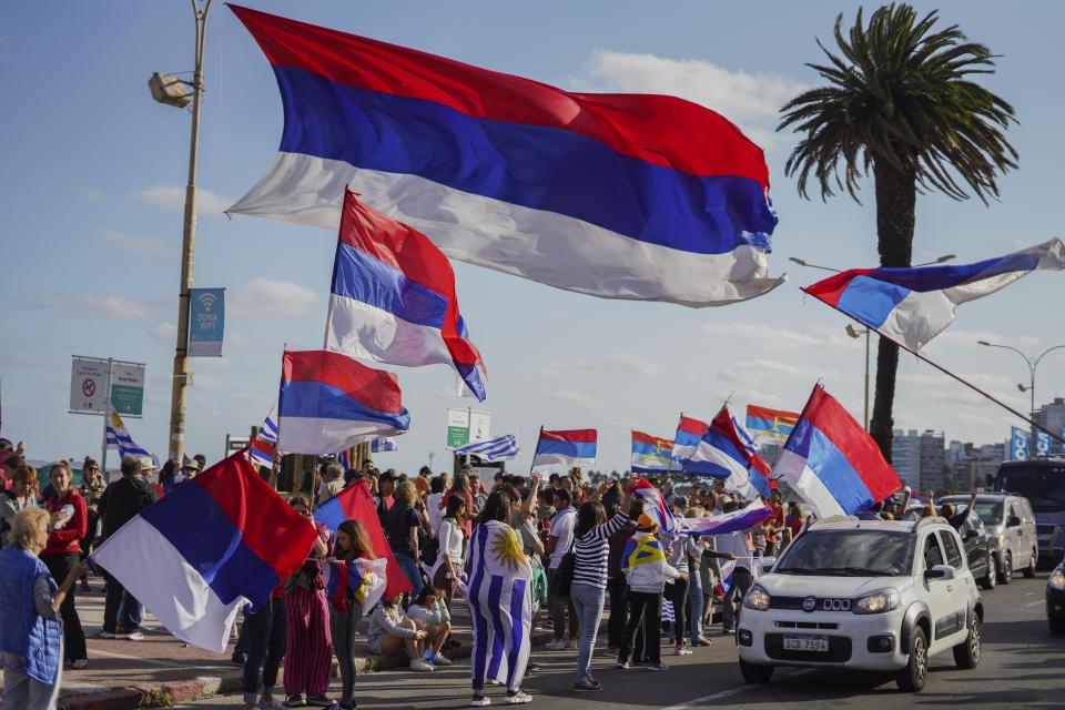 Seguidores del candidato presidencial del Frente Amplio, Daniel Martínez, celebran en Montevideo, Uruguay, el sábado 23 de noviembre de 2019, un día antes de la segunda vuelta electoral. (AP Foto/Matilde Campodónico)