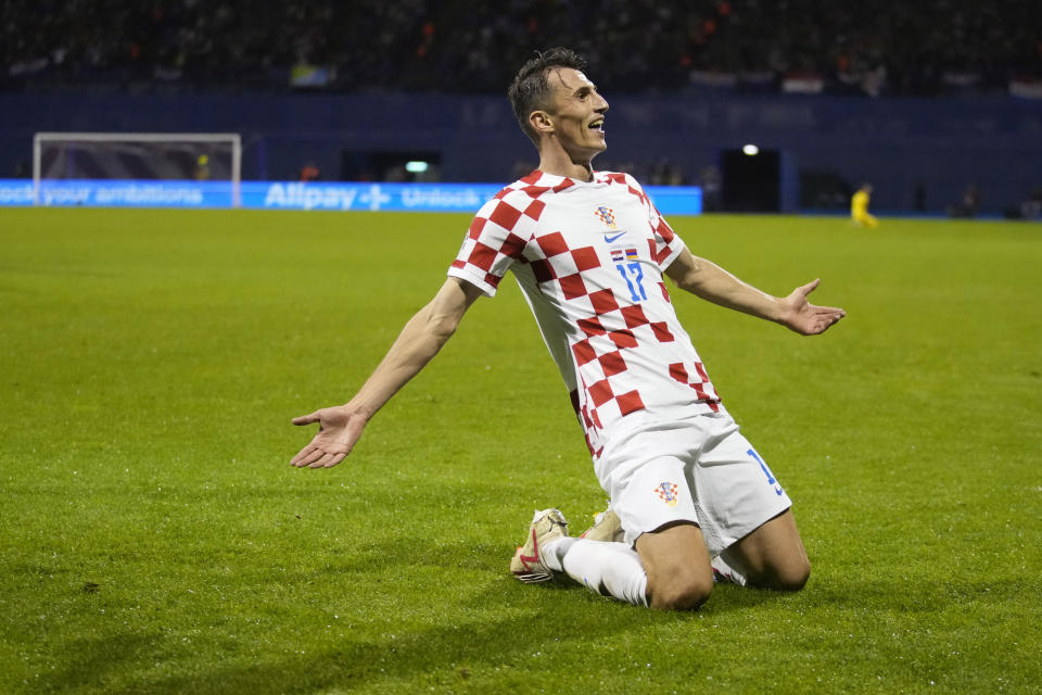 Ante Budimir celebra tras anotar el gol de Croacia en la victoria 1-0 ante Armenia en las eliminatorias de la Euro 2024, el martes 21 de noviembre de 2023, en Zagreb. (AP Foto/Darko Bandic)