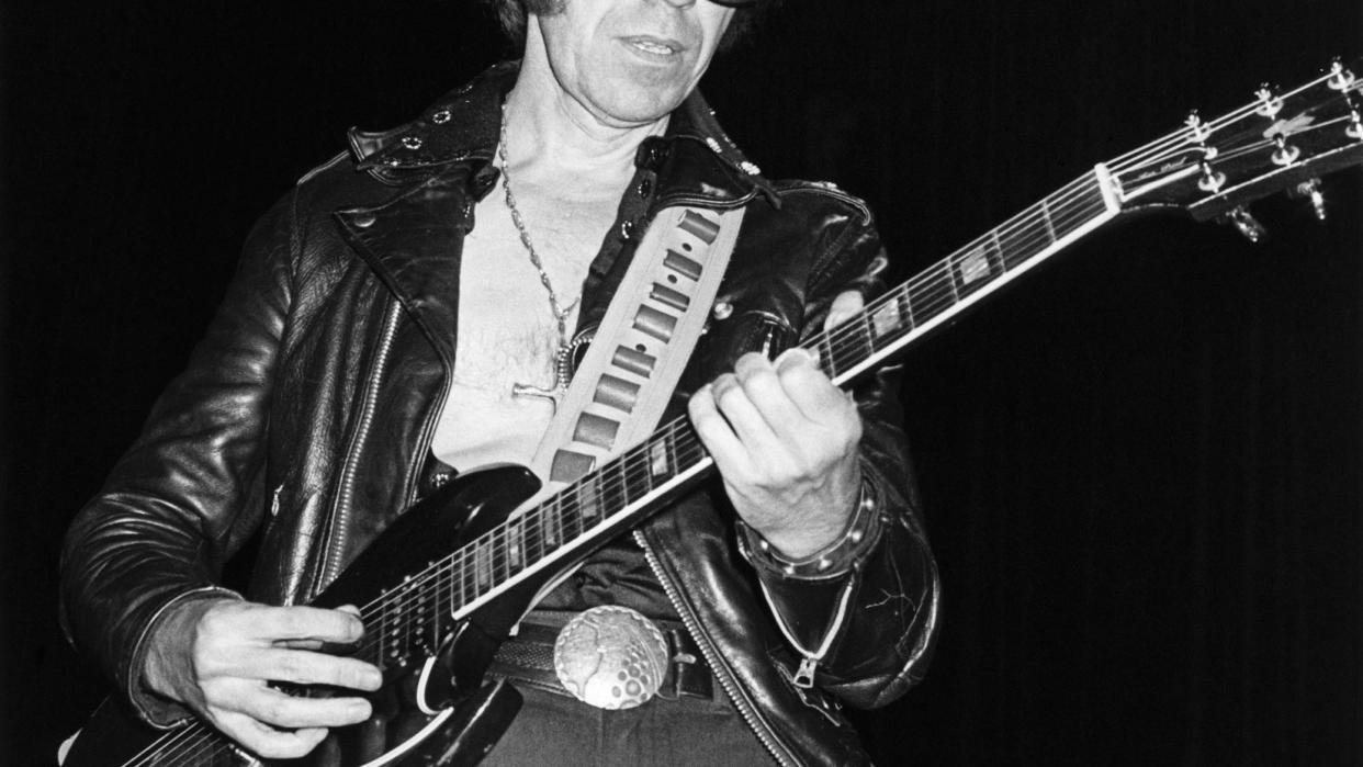 link wray playing the guitar