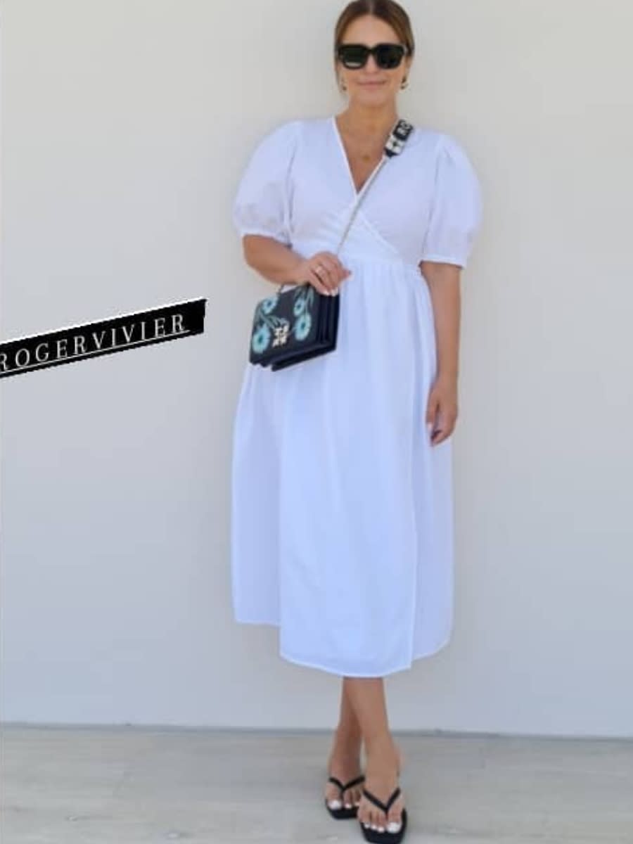 <p>La protagonista de 'Velvet' (2013-2016) combinó el vestido blanco con unas sandalias negras básicas, un bolso tipo bandolera con detalles de flores y unas gafas de sol. (Foto: Instagram / <a href="https://www.instagram.com/pau_eche/" rel="nofollow noopener" target="_blank" data-ylk="slk:@pau_eche" class="link ">@pau_eche</a>)</p> 