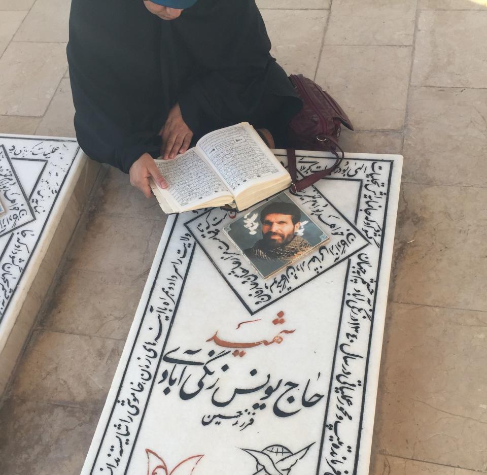 <i>The tombstone of Younes Zangiabadi in martyr section of Kerman's cemetery</i>