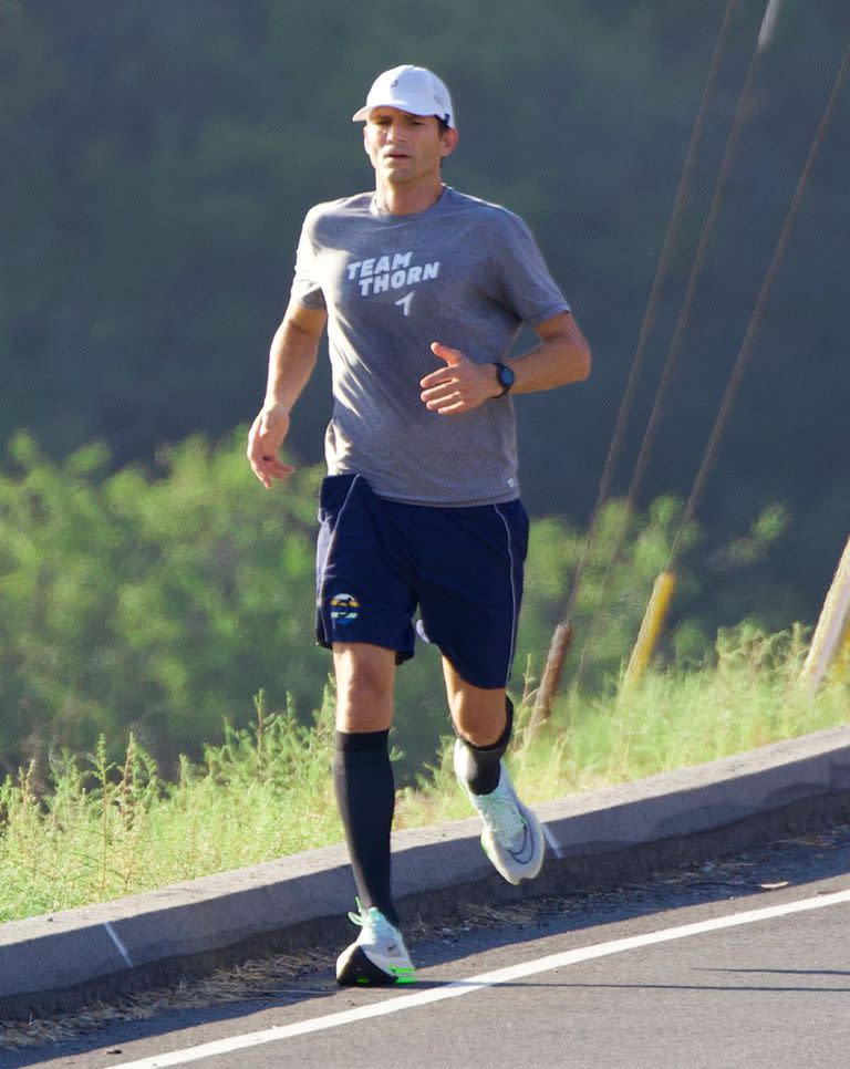 Ashton Kutcher se mantiene en forma: el actor salió a correr en Los Ángeles