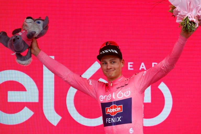 Le Néerlandais Mathieu van der Poel toujours maillot rose du Giro après la 3e étape, le 8 mai 2022 à Balatonfüred (AFP/Luca Bettini)