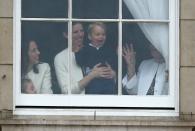 <p>Photographers captured this silly behind-the-scenes moment of the 2015 Trooping the Colour.</p>