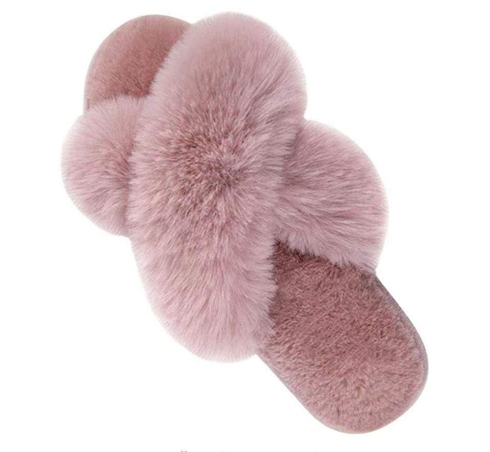 Credit: <a href="https://www.amazon.com/Womens-Slippers-Outdoor-Breathable-Off-White/dp/B07YFZVWKJ?pf_rd_i=19277531011&pf_rd_m=ATVPDKIKX0DER&pf_rd_p=c5f229a8-2f23-40b4-9829-816327c4405d&pf_rd_r=M5GQASB4E2W1DJ83ECEE&pf_rd_s=merchandised-search-5&pf_rd_t=30901&qid=1640010994&s=apparel&sr=1-6&th=1&linkCode=ll1&tag=intheknowbeauty-20&linkId=bbbf600aab276d1a2c720ae5f2d3889a&language=en_US&ref_=as_li_ss_tl" rel="nofollow noopener" target="_blank" data-ylk="slk:Amazon;elm:context_link;itc:0;sec:content-canvas" class="link ">Amazon</a>