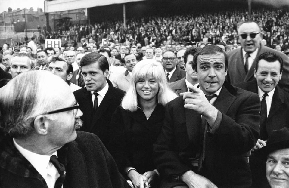 Sean Connery dans la foule, circa 1960. (Photo by REPORTERS ASSOCIES\Gamma-Rapho via Getty Images)