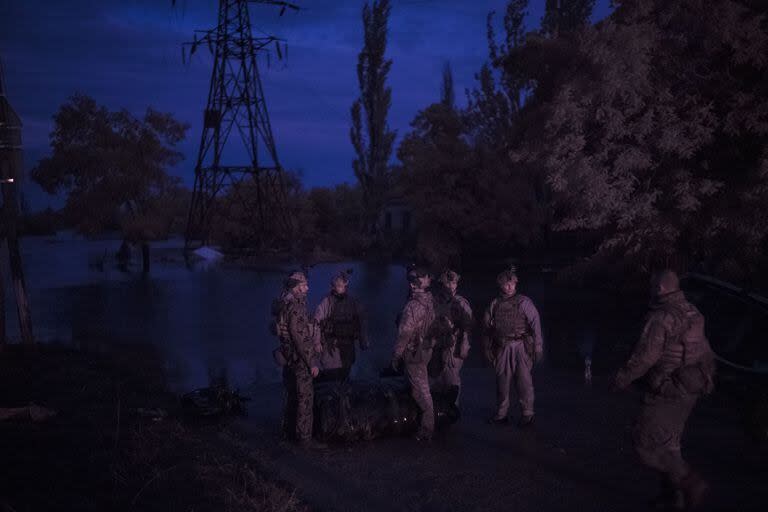 Soldados de las Fuerzas de Operaciones Especiales de Ucrania se preparan para una misión nocturna en el río Dniéper en la región de Kherson, Ucrania, (AP/Felipe Dana)