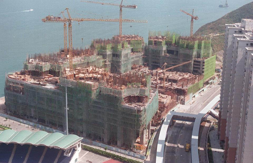 當年還在興建中的小西灣藍灣半島，一度成為信置的巨大財政壓力。 (WAN KAM-YAN/South China Morning Post via Getty Images)