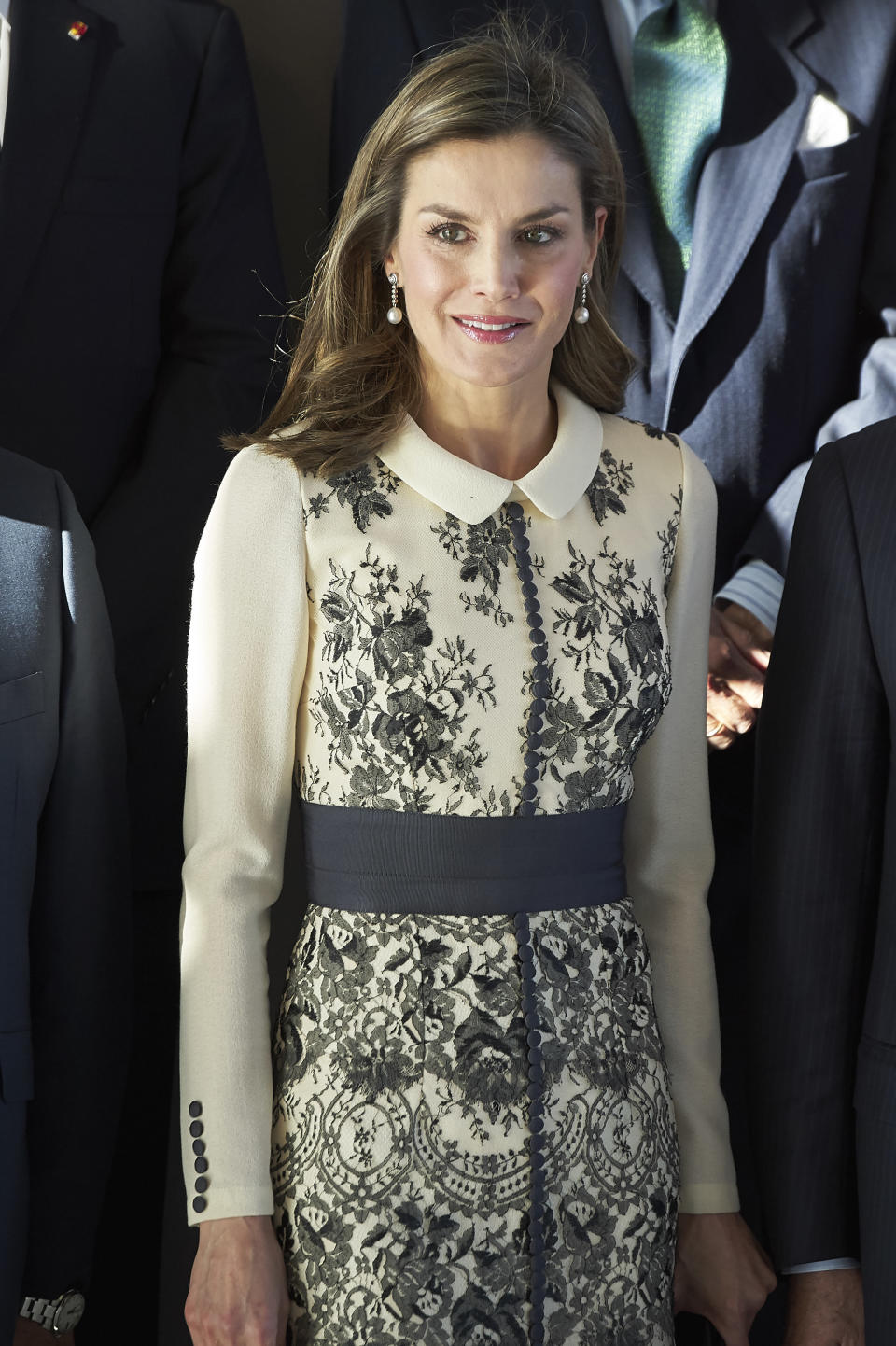 <p>La reina Letizia lució majestuosa durante su aparición en la entrega de los premios ‘Accion Magistral 2017’, en la ciudad de Madrid, por cuenta de este numerito en color crema, con finos y delicados estampados de flores grises. El ribete en la cintura le dio un toque especial al modelito./Getty Images </p>