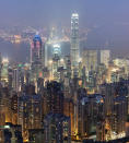 <b>10. Hong Kong / Nota: 7.8</b><br><br>Es también uno de los países con el índice de desarrollo humano más alto. Tiene 7 millones de habitantes y un PIB per cápita de algo más de 42.000 dólares. En la imagen, panorámica nocturna del skyline del distrito comercial de Hong Kong (Wikimedia Commons)