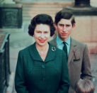 <p>Sur cette photo, elle porte un tailleur vert forêt, un collier de perles et des boucles d’oreilles assorties. (Photo : Getty Images) </p>