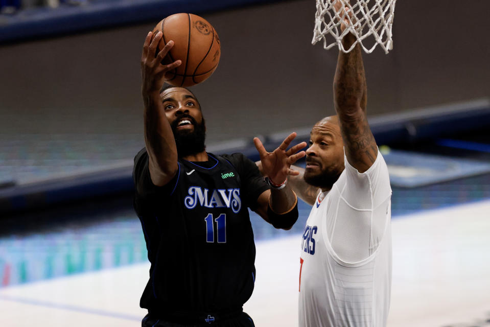 Kyrie Irving e Maverick abriram o jogo 6 na sexta-feira no segundo período.  (Ron Jenkins/Imagens Getty)