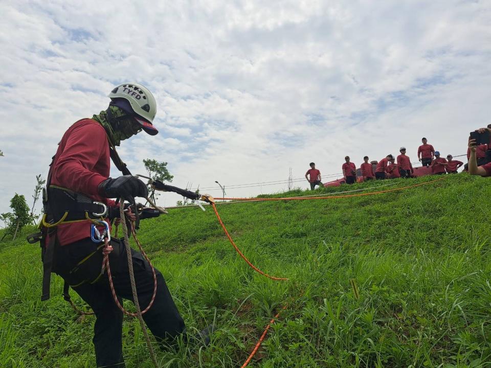 繩索救援是消防人員在進行高空、地下以及狹窄空間救援等任務中常用的技能之一。圖：圳頂分隊提供
