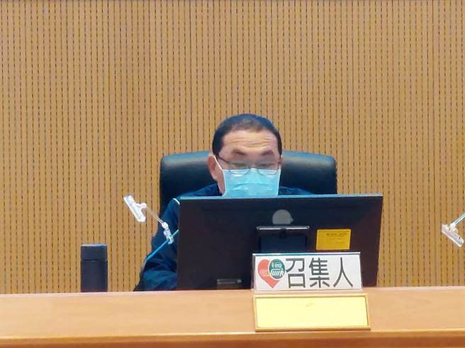 新北市長侯友宜在道安會報裁示，除執法外，也要從教育面宣導加深「駕駛人禮讓行人」習慣。（陳慰慈攝）