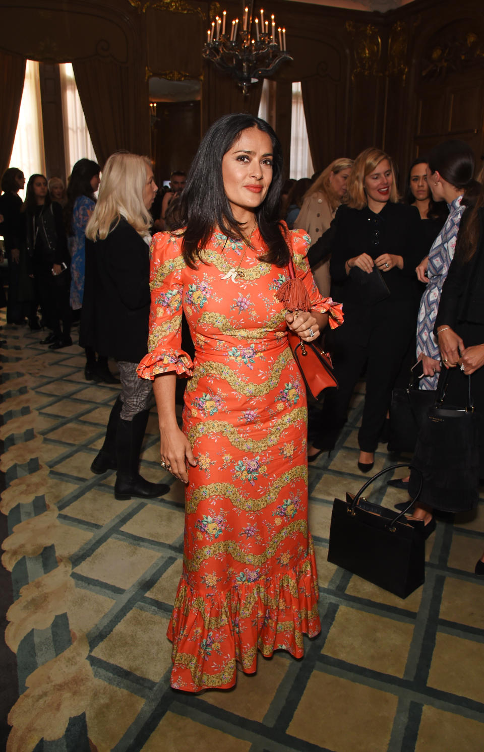 <p>Salma Hayek dividió opiniones con este vestido naranja durante un evento en Londres. Aunque el atuendo le quedó muy bien, hubo quienes dijeron que el modelito parecía sacado de una tienda de ropa vieja/Getty Images </p>