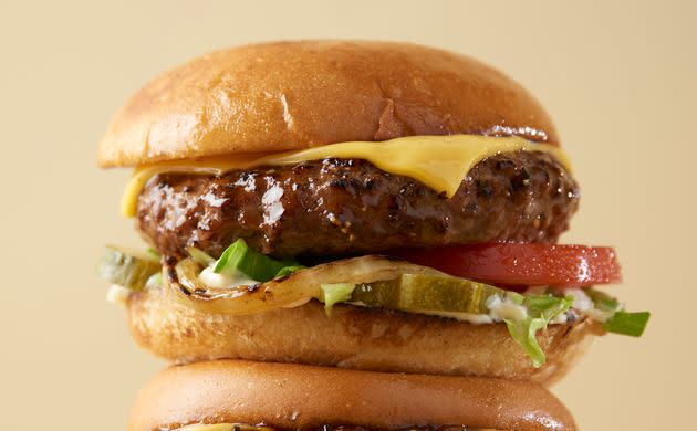 Yes, you CAN grill a perfectly juicy burger just like this. (Photo: Cavan Images via Getty Images)