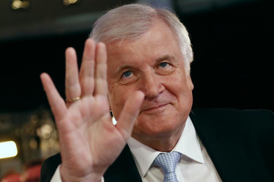 Innenminister Horst Seehofer sieht Gefahren an beiden Rändern des politischen Spektrums. (Bild: AP Photo/Matthias Schrader)