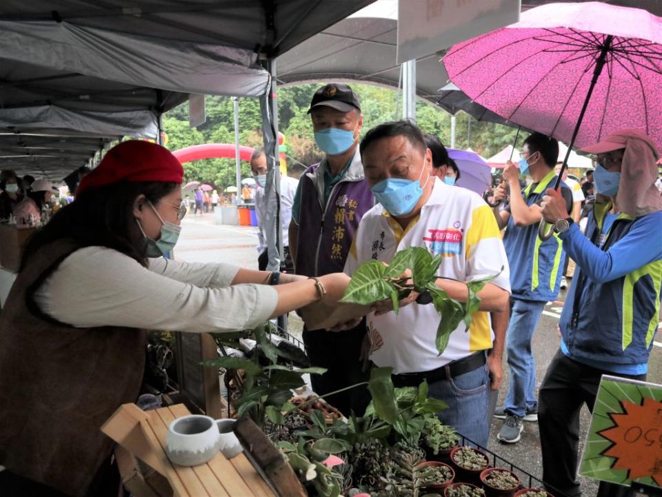 員林公所舉辦農特產推廣活動，市長游振雄等人到場推銷農特產品。（記者吳東興攝）