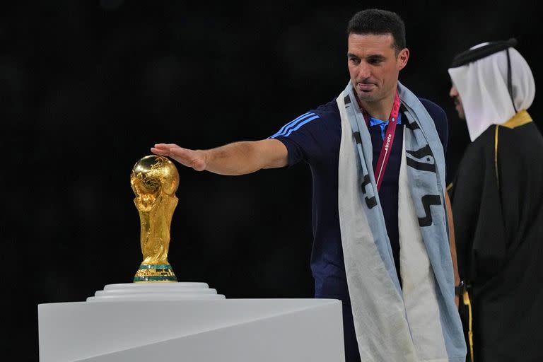 La emoción de Scaloni durante la premiación de Qatar 2022