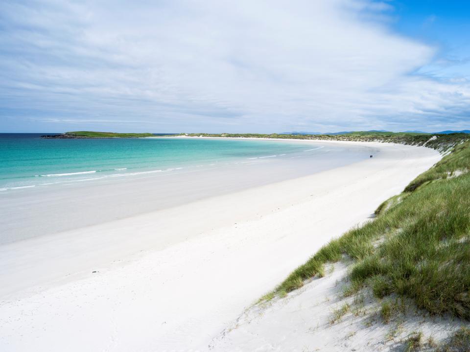 Landscape on the island of North Uist (Uibhist a Tuath) in the Outer Hebrides. Sandy beach with dunes near Solas. Europe. Scotland. June. (Photo by: Martin Zwick/REDA&CO/Universal Images Group via Getty Images)