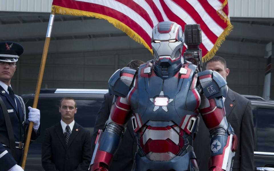 Was passiert, wenn die Technik für Tony Starks Kampfanzüge in die falschen Hände gerät, konnte man schon in den "Iron Man"-Filmen bestaunen. In "Armor Wars" muss sich Don Cheadle als James "War Machine" Rhodes mit diesem Problem herumschlagen - voraussichtlich 2022 oder 2023. (Bild: Concorde)