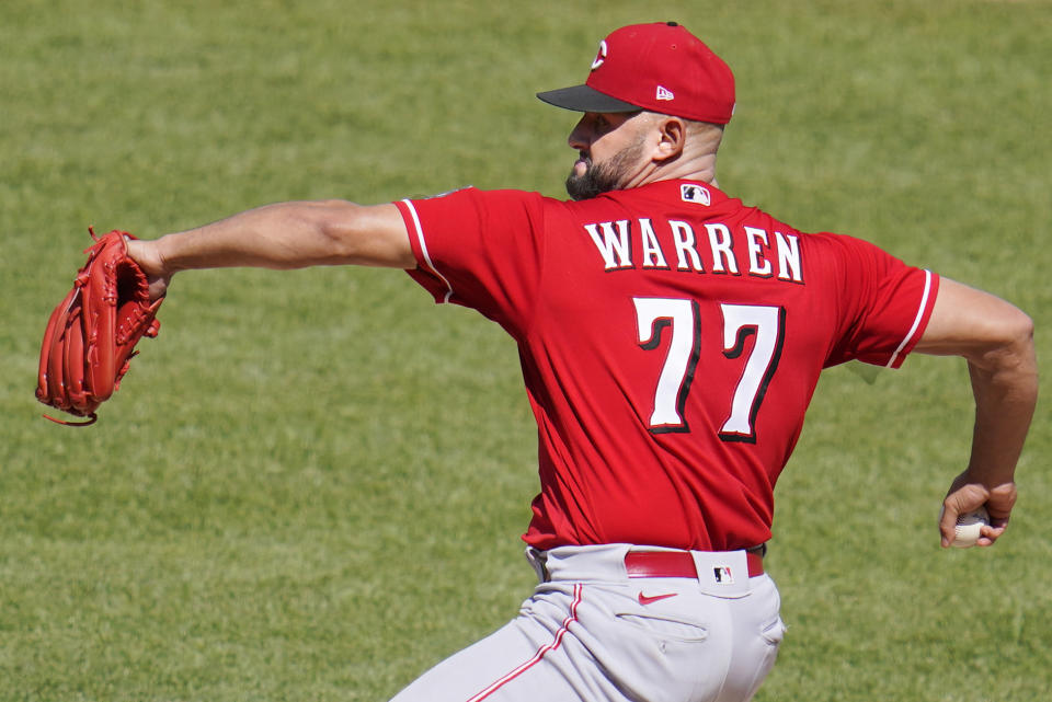 El relevista de los Rojos de Cincinnati, Art warren, lanza en la octava entrada del partido contra los Piratas de Pittsburgh, en Pittsburgh, el domingo 15 de mayo de 2022. (AP Foto/Gene J. Puskar)