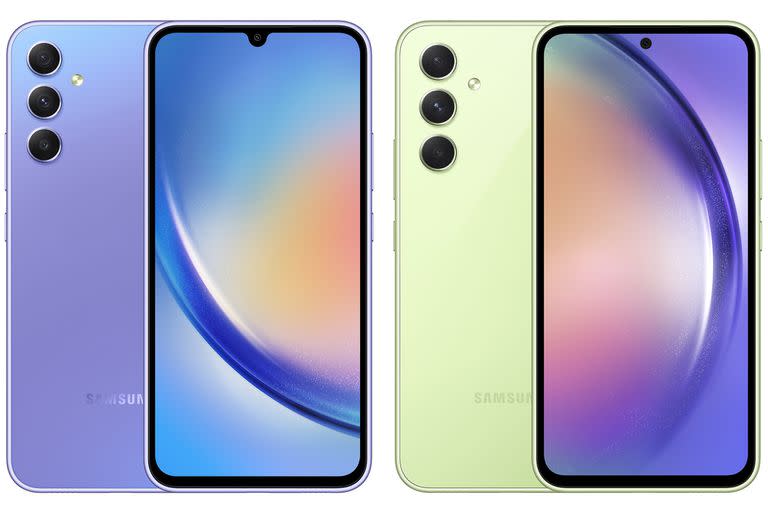 Un Galaxy A34 5G (izq.), con la cámara frontal tipo gota, y un Galaxy A54 5G (der), con la cámara frontal perforada
