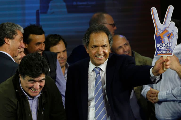 Scioli y su mujer, Karina Rabolini, y a Carlos Zannini  y su esposa, festejaron el triunfo en las PASO presidenciales