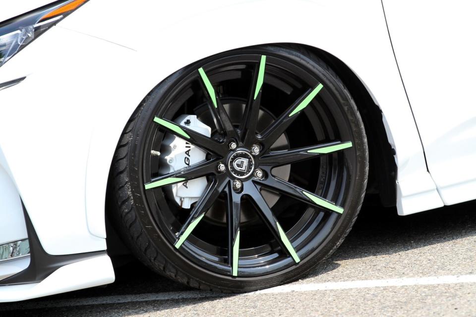 加大輪圈尺寸後，通常會使用低扁平比的輪胎，記得養成經常檢查胎壓，讓冷胎壓都能保持在40psi以上，才能有效保護鋁圈，不會受到路面坑洞的撞擊而受損。