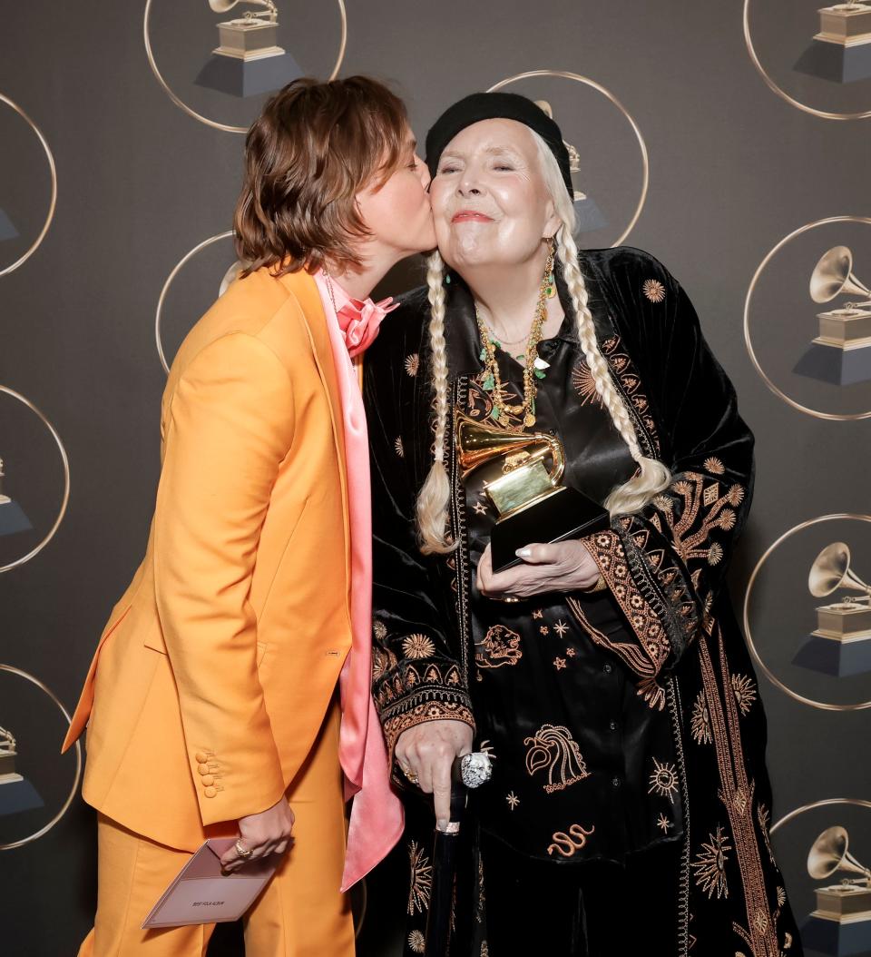 Brandi Carlile kissing Joni Mitchell on the cheek