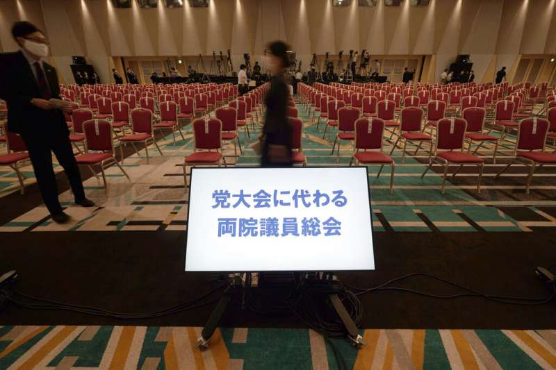 日本自民黨14日舉行總裁選舉，由菅義偉、石破茂、岸田文雄三人對決。（美聯社）