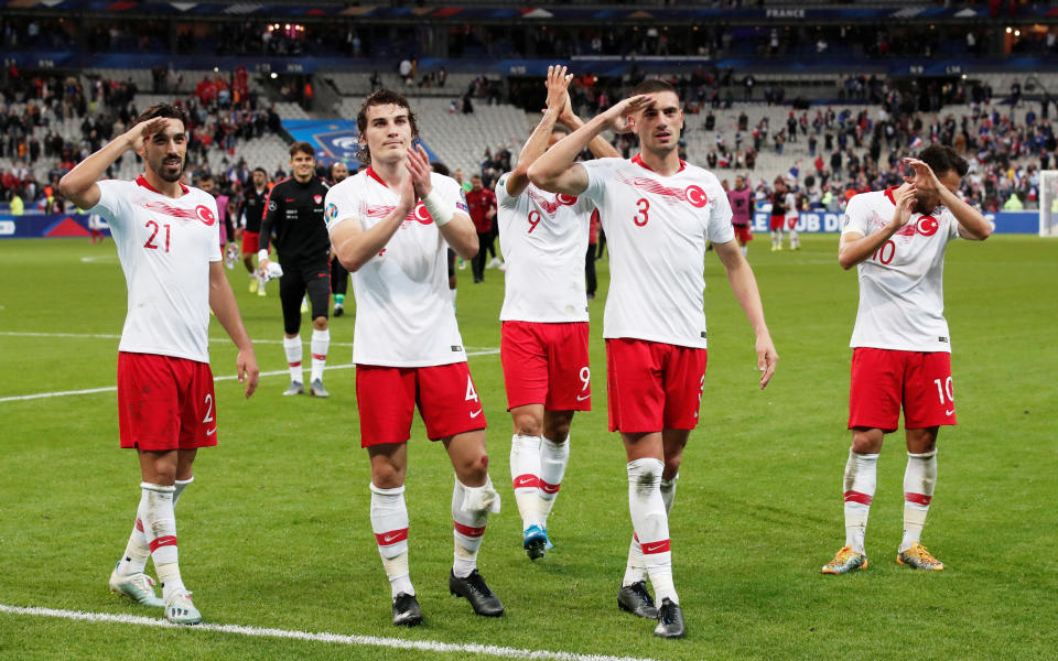 Les joueurs turcs viennent remercier leur public, venu en nombre, après le match nul 1-1 contre l'équipe de France. Ce résultat permet à la Turquie de rester à la première place du groupe, avec 19 points au compteur. (crédit Reuters)