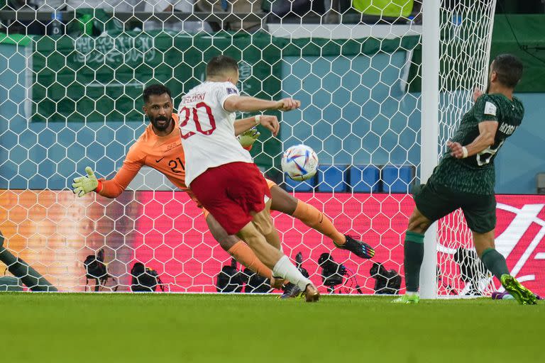 Piotr Zielinski de Polonia anota durante el partido contra Arabia Saudita por el grupo C de la Copa Mundial, en el estadio de la Ciudad de la Educación en Al Rayyan, Qatar, el sábado 26 de noviembre de 2022. (Foto AP/Manu Fernández)