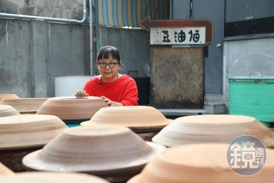 第一代老闆李安田1972年在竹田以「原味醬園」起家，第二代接手後，長子李誠忠負責醬油生產管理；長女李明芳主掌業務開發和市場行銷，才改以鄰居習慣叫的「豆油伯」為品牌名稱。