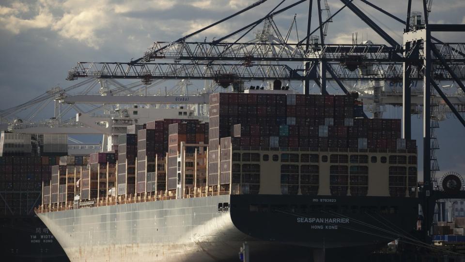 Containerschiff in Newark: Die OECD erwartet die schlimmste Rezession zu Friedenszeiten seit 100 Jahren.