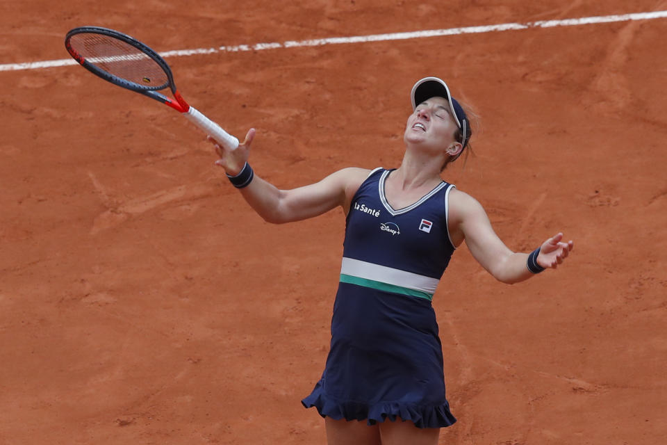 La argentina Nadia Podoroska suelta su raqueta al celebrar su victoria en los cuartos de final del Abierto de Francia al vencer a Elina Svitolina por 6-2, 6-4, el martes 6 de octubre de 2020, en París. (AP Foto/Michel Euler)