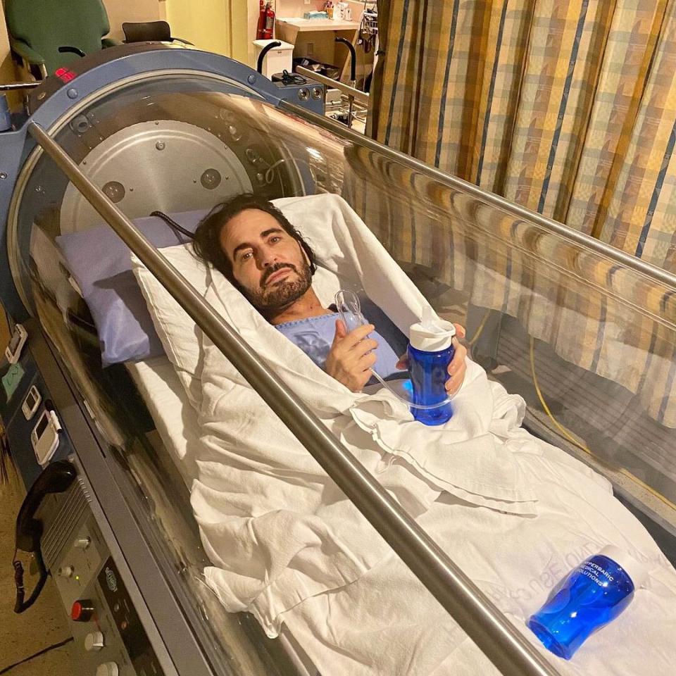 Marc Jacobs Documents His Face Lift Before Recovering in Oxygen Chamber: 'Live Love Lift'