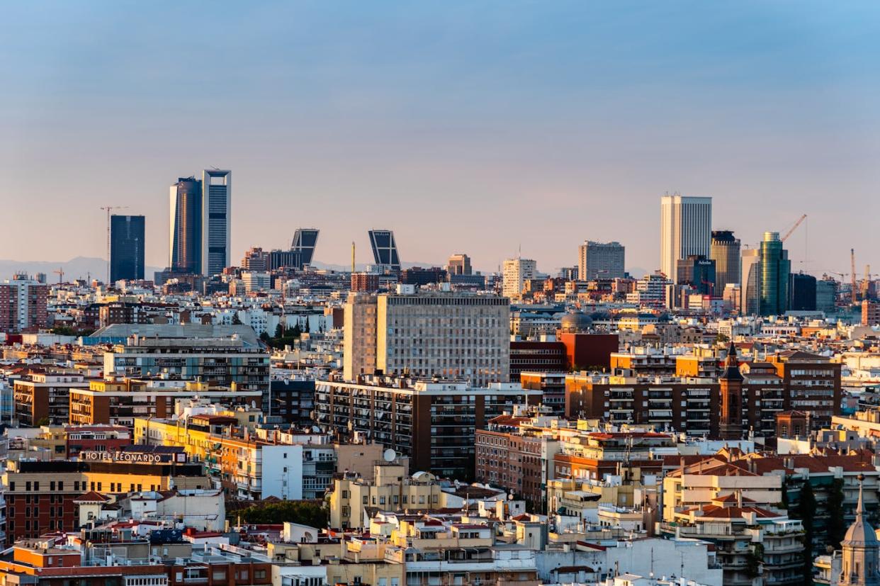 Vista panorámica aérea del centro de Madrid al atardecer, 2020. <a href="https://www.shutterstock.com/es/image-photo/madrid-spain-august-24-2020-city-1803941605" rel="nofollow noopener" target="_blank" data-ylk="slk:JJFarq/Shutterstock;elm:context_link;itc:0;sec:content-canvas" class="link ">JJFarq/Shutterstock</a>