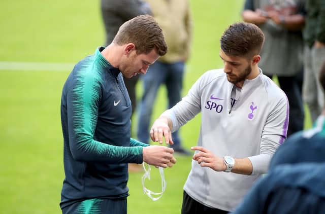 Jan Vertonghen tries out the mask in training 