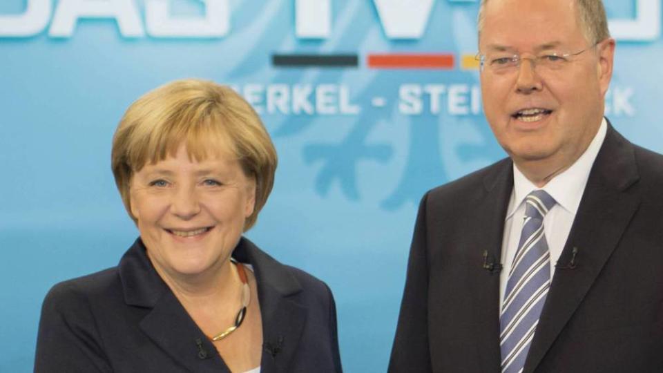 Ein "Feuerwerk" war das TV-Duell zwischen Angela Merkel und Martin Schulz nicht gerade, wie unter anderem Thomas Gottschalk im Anschluss bemerkte. Kein Wunder also, dass für einige Twitter-User andere Sachen in den Mittelpunkt rückten: Merkels Kette zum Beispiel.