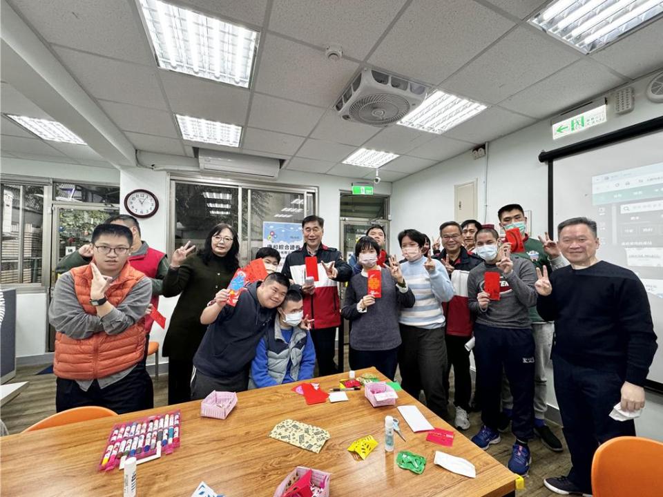 康和證券總經理邱榮澄（中）率領同仁至台灣遲緩兒天使樂園協會捐贈物資歲末送暖。圖／康和證券提供