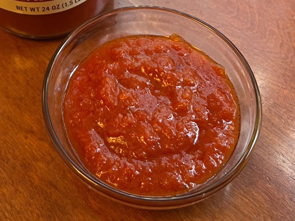 Rao's marinara sauce in a clear glass bowl next to jar on table