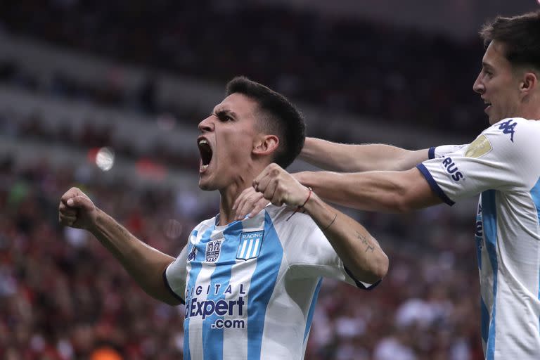 Matias Rojas celebra su gol, el empate parcial de Racing en el Maracaná; después, Flamengo se llevó los tres puntos sobre el final