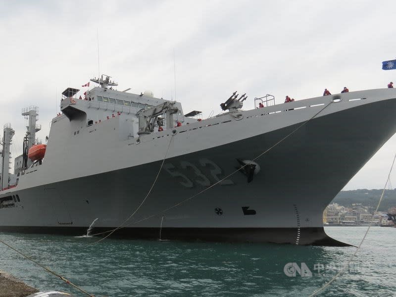 海軍磐石艦爆發新冠肺炎群聚感染，截至昨晚已有35名官兵確診，疫情指揮中心將對其餘345人採檢，結果預計傍晚出爐，陰性者最快晚上7時解除隔離，返家展開自主健康管理。(中央社檔案照片)