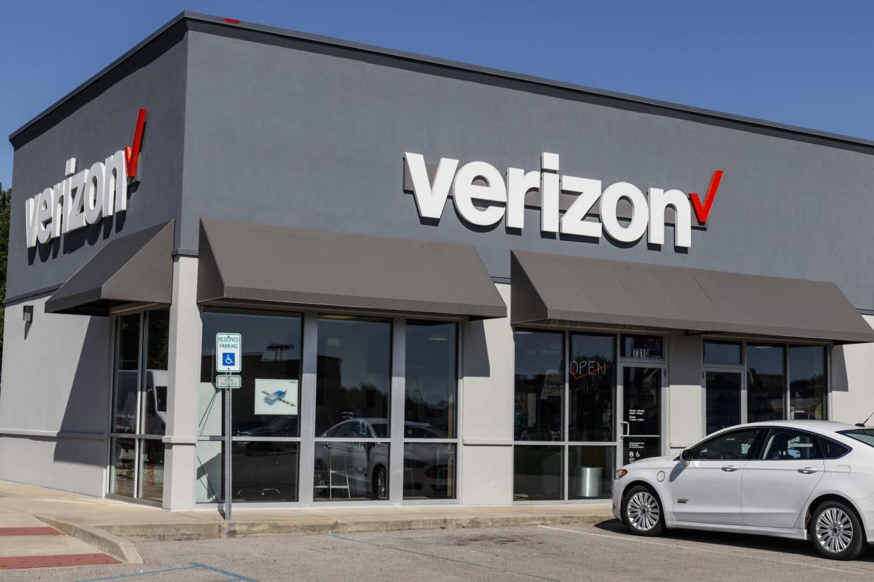 Indianapolis - Circa August 2019: Verizon Wireless Retail Location. Verizon delivers wireless, high-capacity fiber optics and 5G communications IX