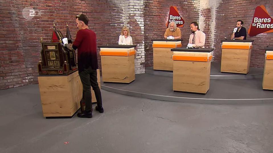 Im Händlerraum schlugen beim Anblick der ausgefallenen Spieluhr gleich zwei Herzen höher: das von Fabian Kahl (links) und von Wolfgang Pauritsch (zweiter von rechts). Kahl erkannte: "Das ist wirklich was, was man als Spieluhrensammler sucht." (Bild: ZDF)