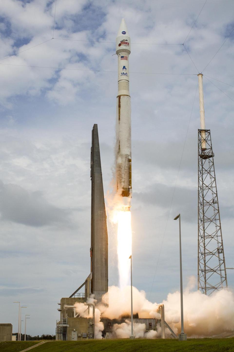atlas v rocket lifting off